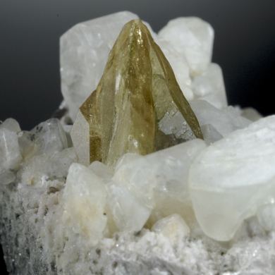 Titanite - twinned crystals on Adularia