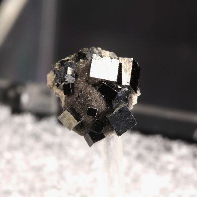 Bixbyite on Hematite (pseudo. Garnet)