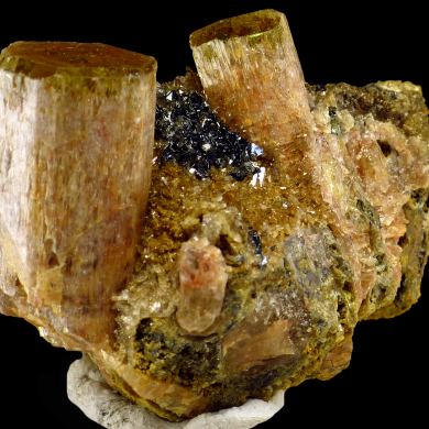 Apatite, hematite, quartz and actinolite pseudo. after pyroxene