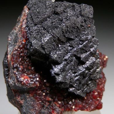 Hausmannite on Andradite