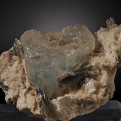 Beryl var. Aquamarine hollow crystal on Cleavelandite w. Hydroxylherderite