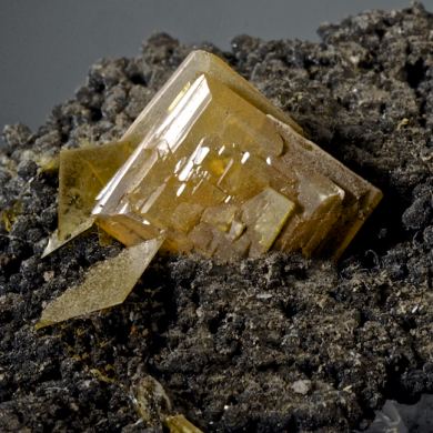 Wulfenite on gossan matrix