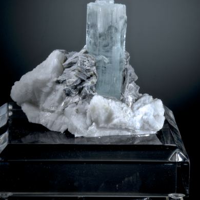 Beryl v. Aquamarine with Albite and Muscovite