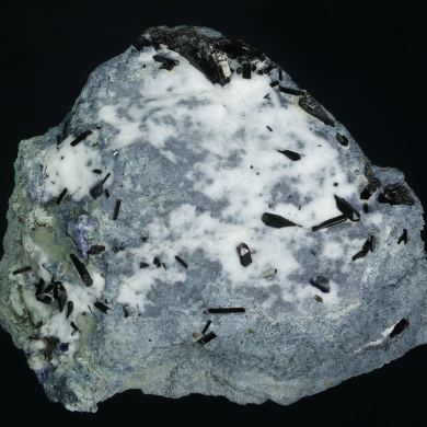 Neptunite and Joaquinites on Natrolite