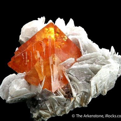 Scheelite on Muscovite